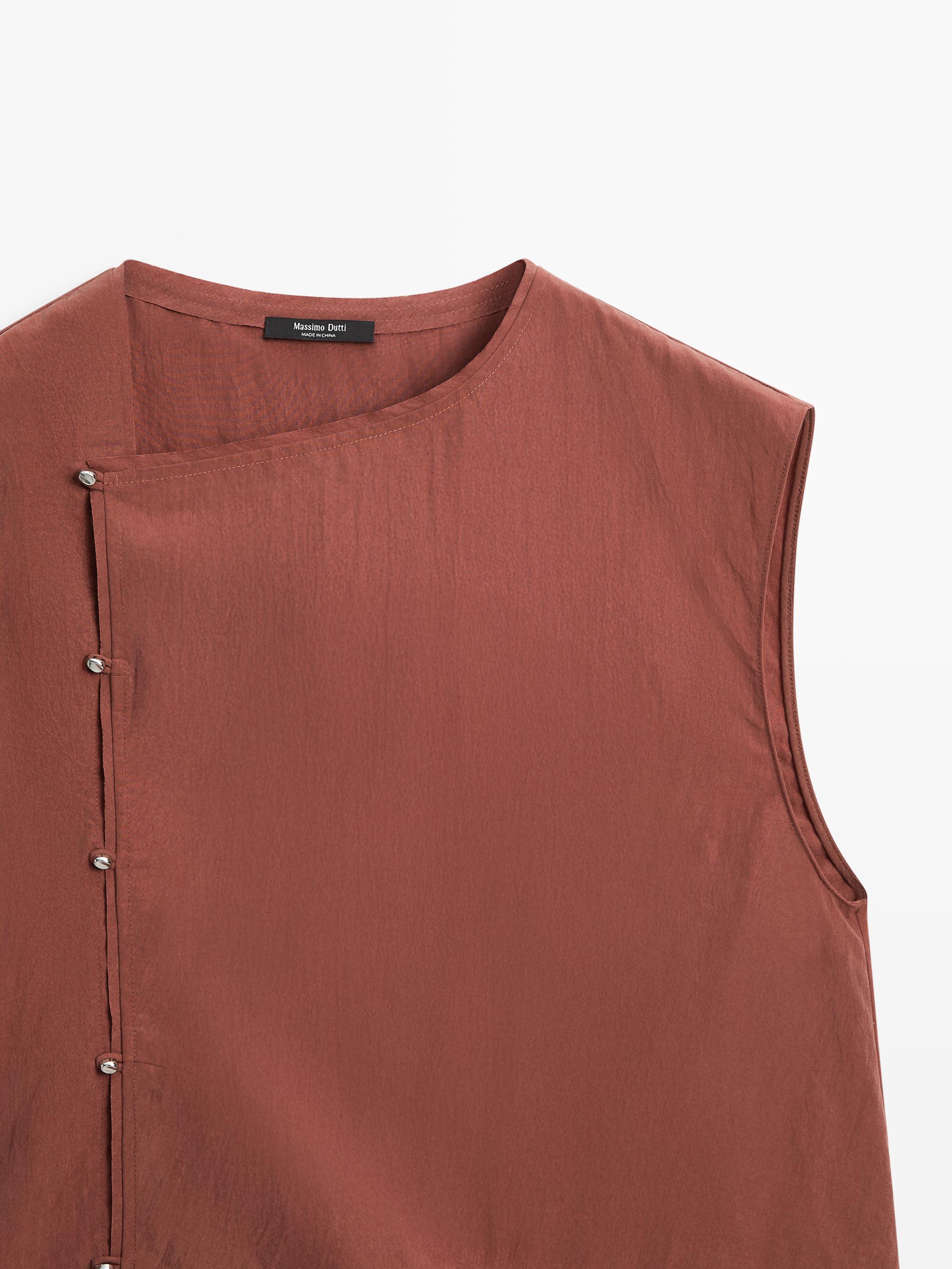 Blouse with silver button fastening on the side